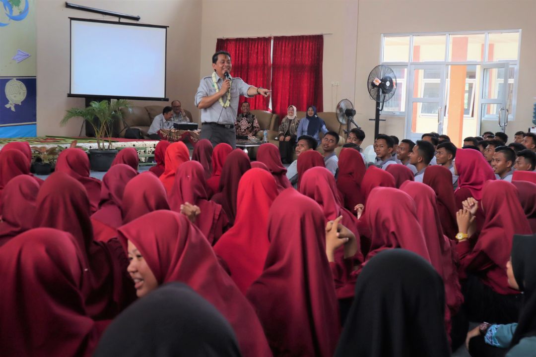 Rayakan HUT ke-60, WIKA mengajar 2020 hadir dihadapan SMKN 1 Palasah, Majalengka