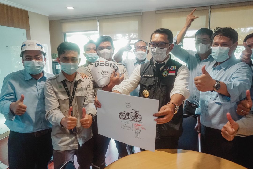 Ridwan kamil meninjau proses produksi sepeda motor gesits