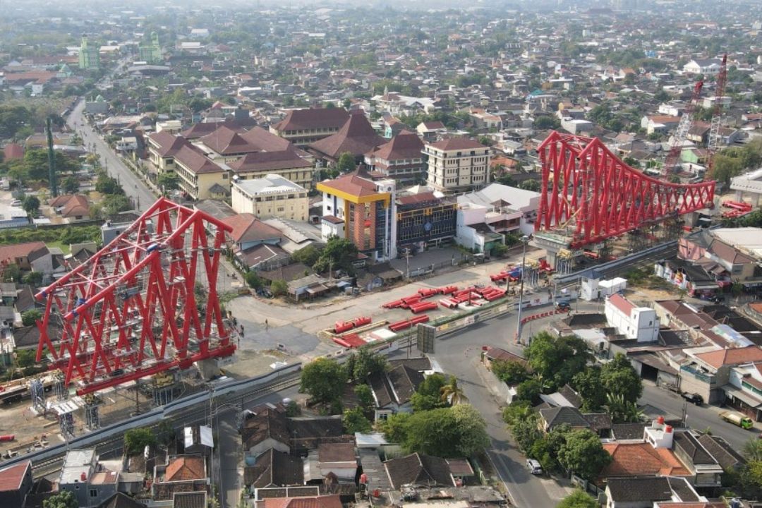Rangka Baja seberat 1560 Ton Terpasang di Jembatan KA Elevated Palang Joglo